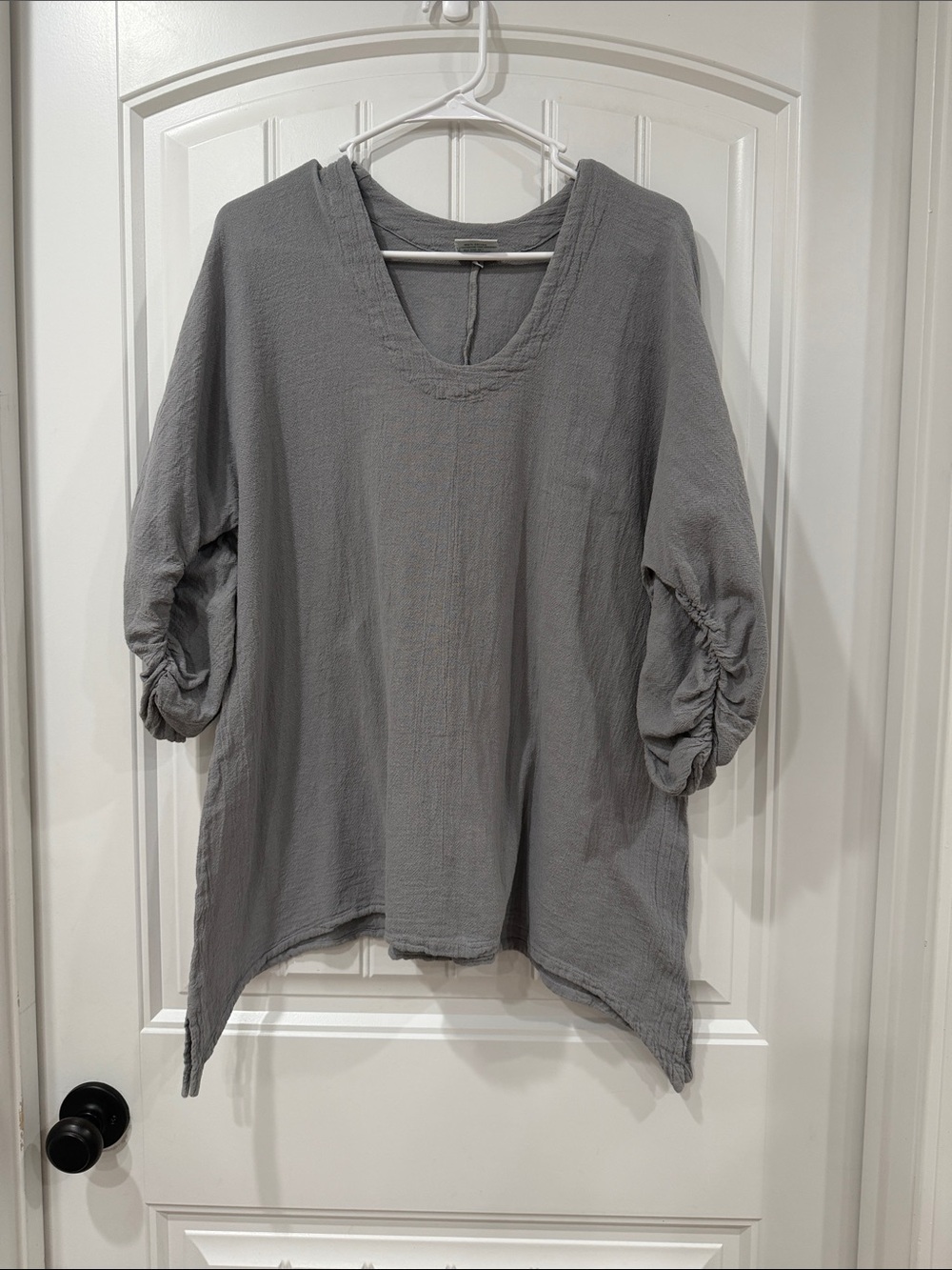 EUC Oh My Gauze! Gray Relaxed V-Neck Gauze Tunic with Ruched Sleeves